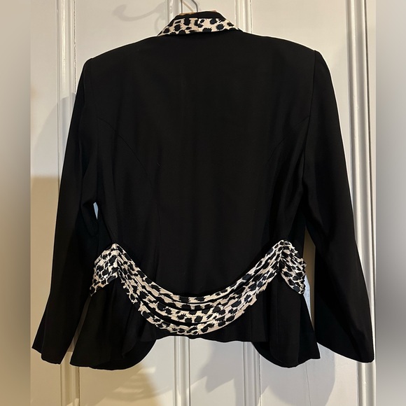 Lightweight vintage black women’s rayon jacket, approximate size 6. 3/4 sleeves - Picture 2 of 2